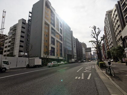 マンション前の新宿駅方面道路