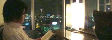 自分だけの夜景を視界にいれつつ、読書するなんて贅沢。