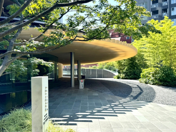 パークコート赤坂檜町ザ・タワーのエントランス前広場