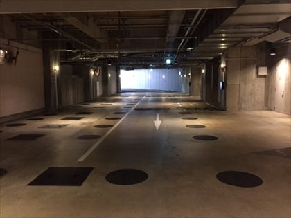 駐車場内　コンフォリア新宿イーストサイドタワー